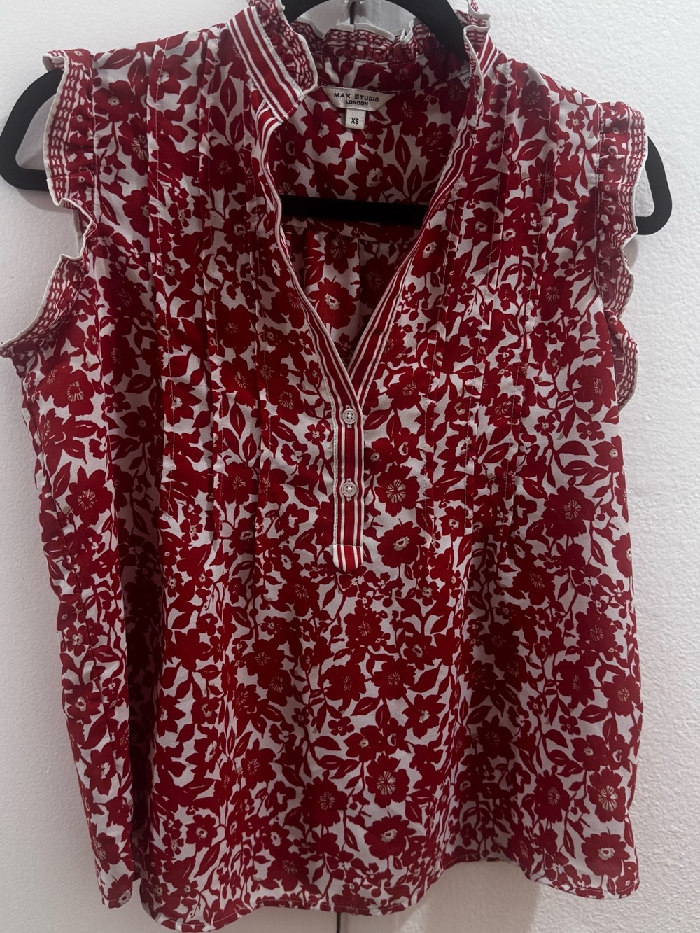 Max Studio Red and White Floral Sleeveless Top